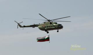 Хеликоптери репетират за военния парад (Видео)