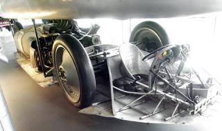 Шизофреничната компоновка на първата кола, ускорила до 600 км/ч