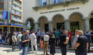Десетки пред сградата на ОДМВР-Кърджали след задържането на кмета Ерол Мюмюн ВИДЕО