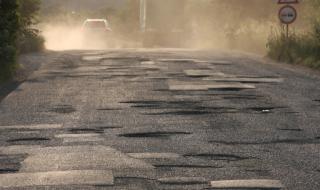 Осъдиха Община Русе заради дупка на пътя