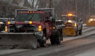 Седем снегорина чистят в синхрон магистрала (ВИДЕО)