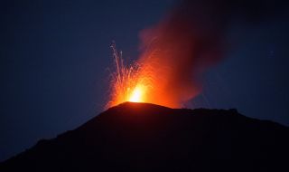Рекорд! Вулкан в Исландия не спира да изригва