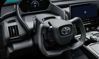 Новата електрическа Toyota с волан като при Tesla