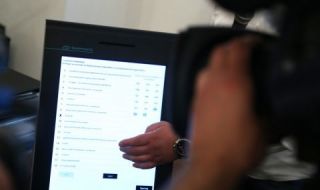 Шефът на „Сиела“: Не е нормално нашите машини да са в един склад с тези за изборите