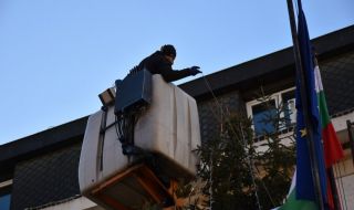 Вандали унищожиха коледната украса пред общината в Ловеч
