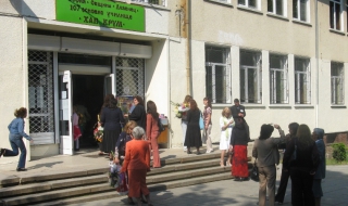 Цяла нощ родители пазят ред пред училище