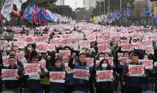 Демонстрация в подкрепа на стачкуващи шофьори на камиони в Южна Корея 