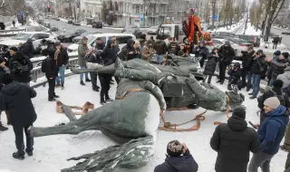 В Киев демонтираха паметник на болшевишки военен командир