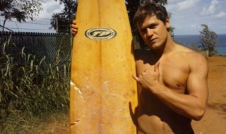 Сърфист нокаутира акула