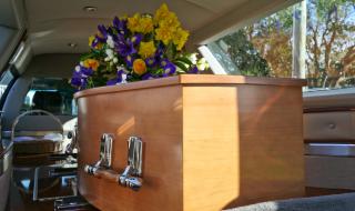Без близки погребаха двете жени, жертви на коронавируса