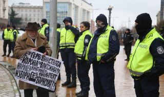Протестиращи пред МС искат оставки и масова ваксинация на управляващите