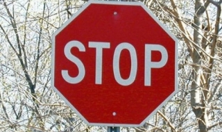 Американка разби колата си в къща, шофирайки със затворени очи