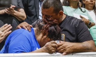 Родители на убитите деца в Тексас: Близо час полицията не предприе нищо 