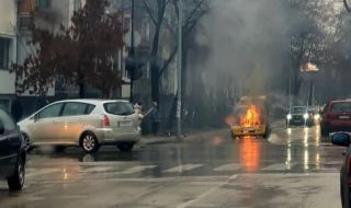 Такси пламна като факла на оживена улица 