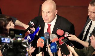 Иван Гешев финтирал журналистите, чакащи го пред СГП и влязъл през заден вход