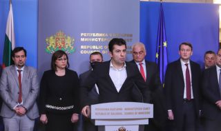 Петков за блокираните кораби: Пристанищата са минирани, търси се безрисково излизане 
