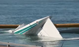 Самолет падна в езеро (ВИДЕО)