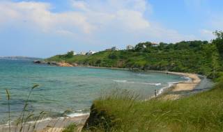 Жива верига брани плажа на къмпинг „Черноморец“