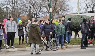 Protesters block Nova Zagora after double road death 