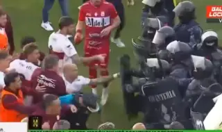 Невиждан хаос на футболен полуфинал в Аржентина: Полицията използва лютив спрей срещу играчи (ВИДЕО)