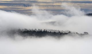 Облаци и мъгла на изток, слънчево на запад