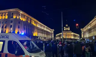 Втора линейка дойде на протеста в София. Хората продължават да прииждат в Триъгълника на властта (НА ЖИВО)