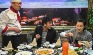 Огромен питон стресна вечерящи в суши бар