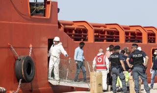 Италия отказа да приеме мигранти и обвини Холандия