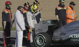 Люис Хамилтън катастрофира в Херес