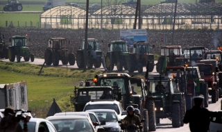 Усложнена пътна ситуация в Северна Гърция заради тракторите
