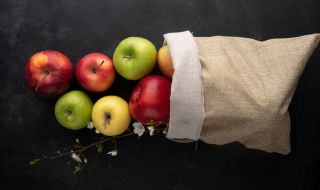 Земеделец изкорени ябълкови дръвчета на 40 години заради внос