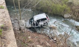 Зрелищна каскада край Враца. Кола скочи в река Лева (СНИМКИ)