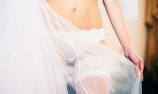 Роднини на младоженец съблякоха булката гола, за да я тестват за девственост (ВИДЕО)