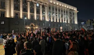 С българския химн приключи протестът срещу управляващите в центъра на София