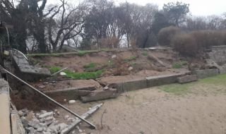 Проливните дъждове деформираха плажовете в Созопол и нанесоха сериозни щети (СНИМКИ)