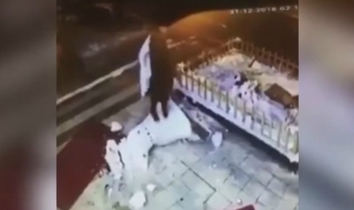 Съдба! Жена си получи заслуженото от снежен човек (ВИДЕО)