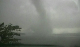 Торнадо уби поне шестима в Тексас (видео)