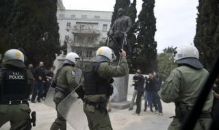 Опитаха да свалят статуята на Труман в Атина