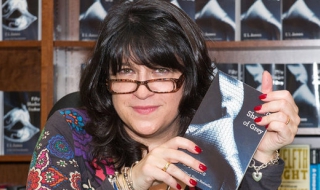 Авторката на "50 нюанса сиво" заплаши с орязване на секса