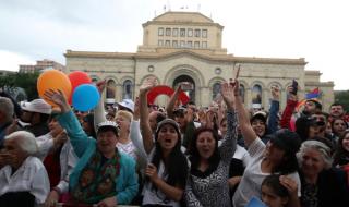 Протестиращи нахлуха в кметството в Ереван