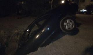 Автомобил падна в трап на ВиК в Пловдив