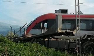 Камион се заби във влак на прелез в Троян