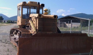 Крадци точат дизел от булдозер