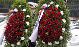 Русия се сбогува със загиналите моряци (СНИМКИ)