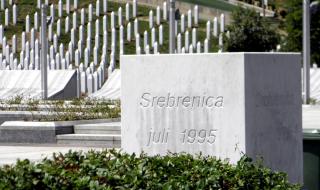 Изпратиха останките на 35 убити при клането в Сребреница