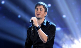 Музиканти на Енрике Иглесиас са били нападнати от скинари в София