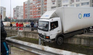 ТИР падна от надлез, друг камион увисна над река