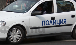 Трима мъже с качулки пребиха свещеник