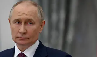 Еротичен календар, трактор, тигър: Най-странните подаръци, които Путин е получавал за рождения си ден