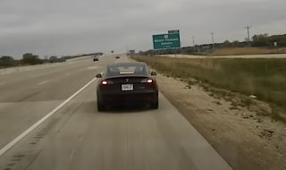 Отново хванаха шофьор на Tesla с включен автопилот да спи(ВИДЕО)